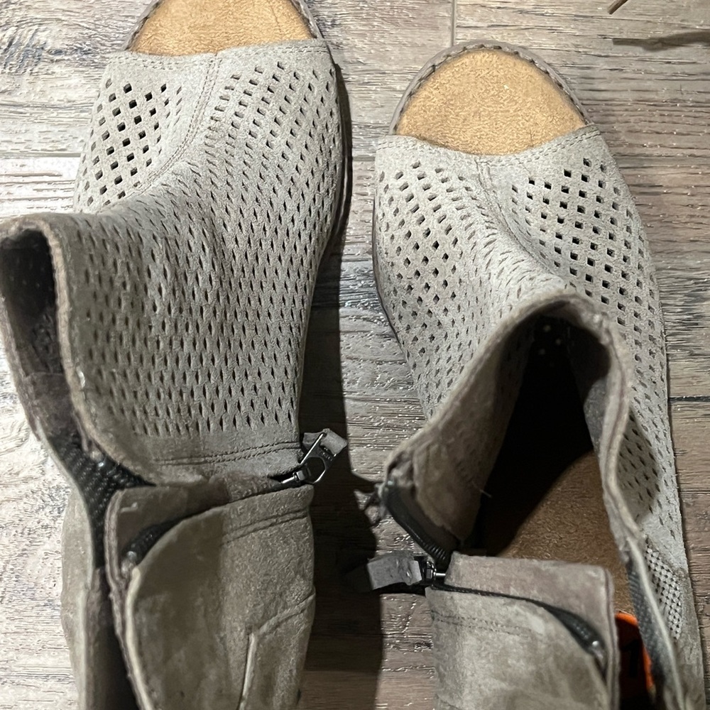 Toms Bootie/ Leather/Suede heel